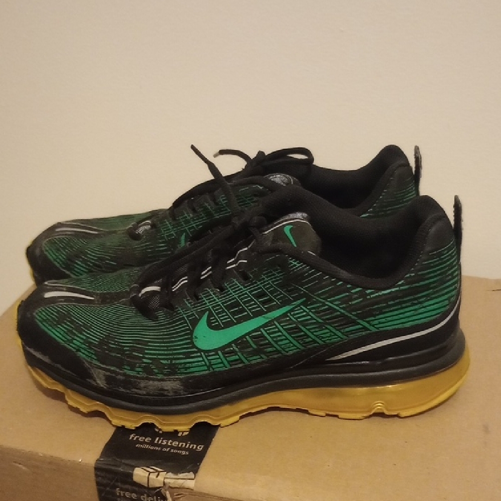 Nike Men's Black and Green Athletic Shoes with Gold Sole